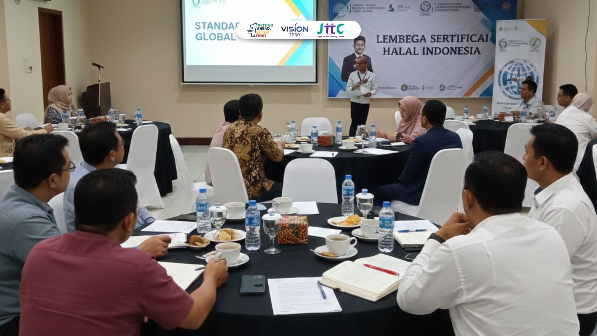 Pelaku usaha mengikuti pelatihan industri halal untuk memahami standar halal global