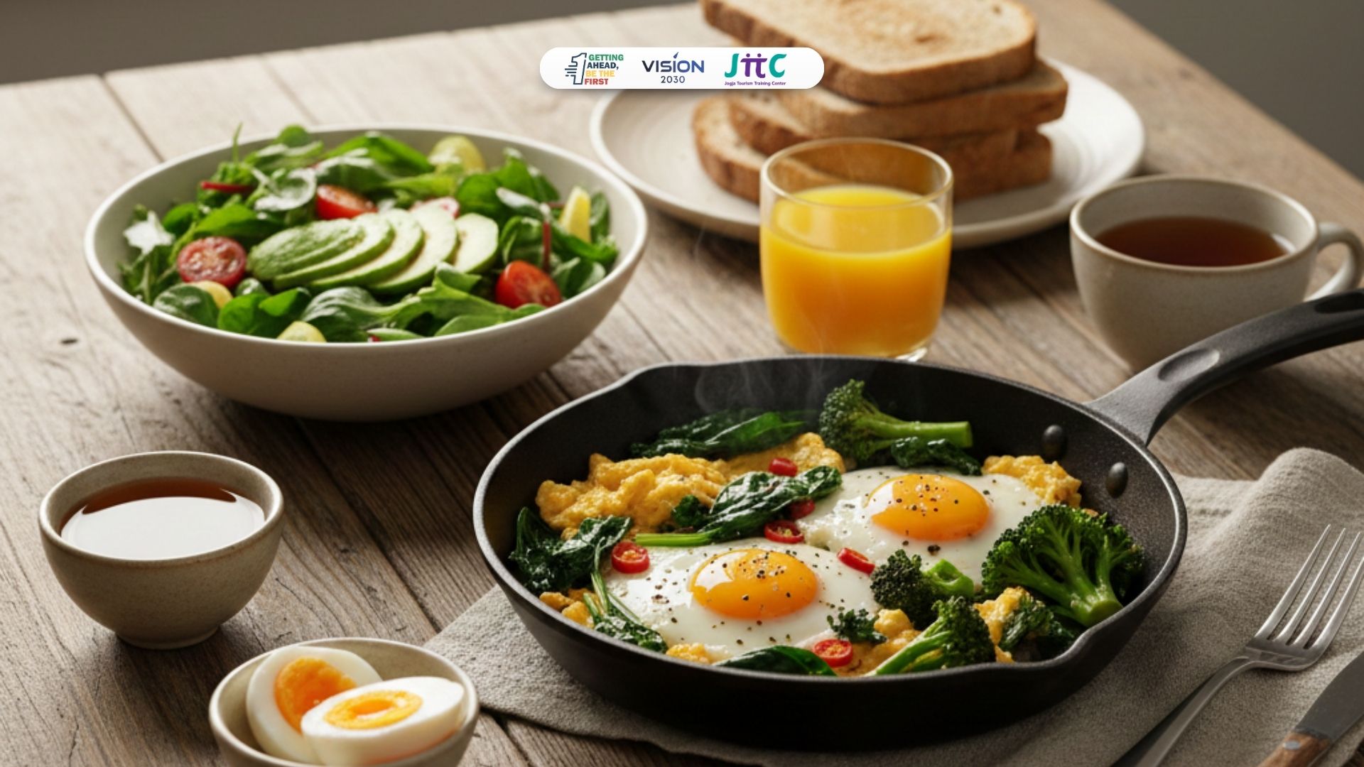 menu sahur praktis berbahan telur dan sayuran hijau di atas meja makan kayu.