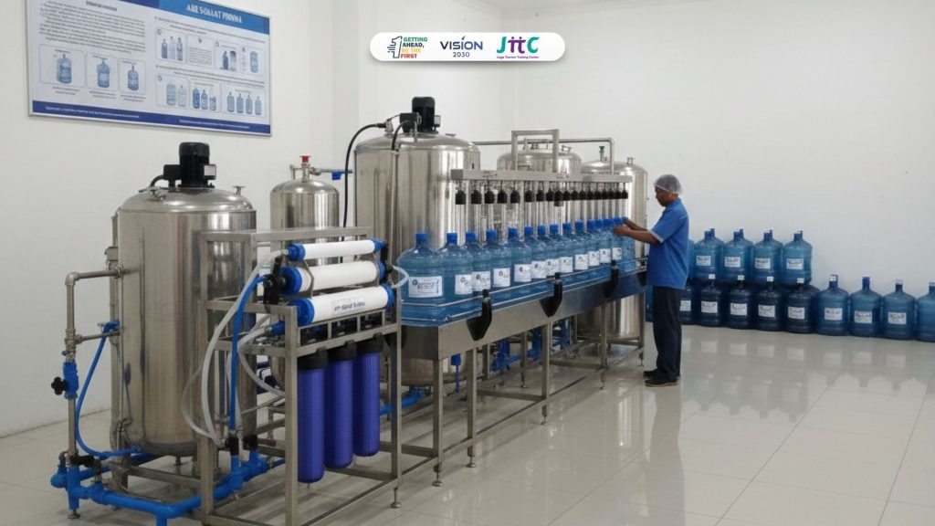 Proses produksi air minum isi ulang dan es batu higienis dengan standar sertifikat halal