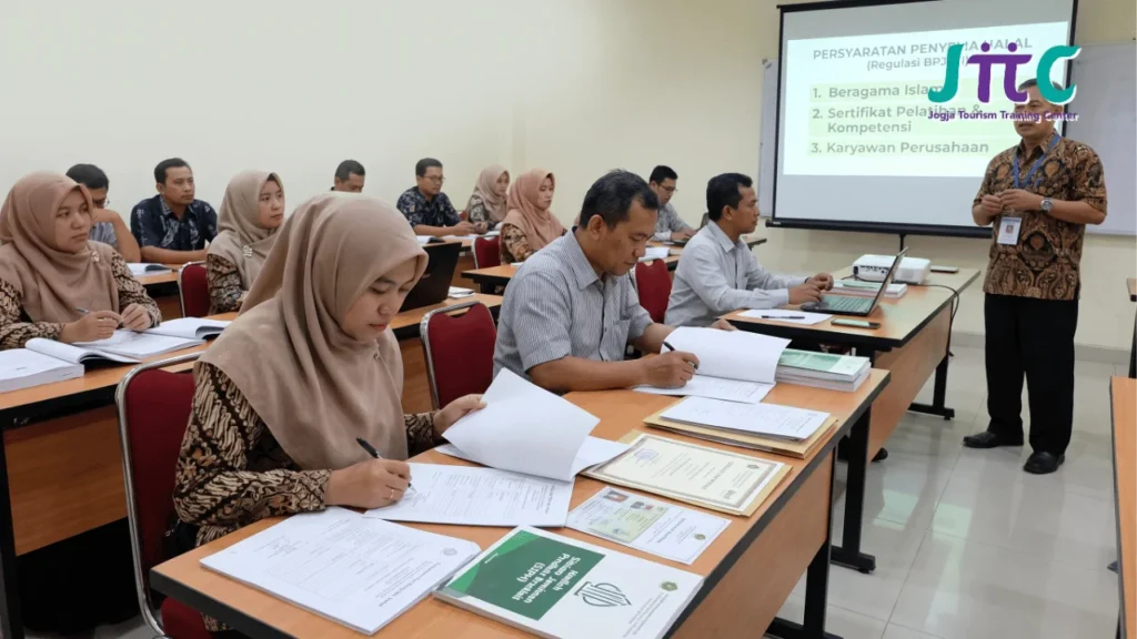 Peserta pelatihan penyelia halal menyiapkan dokumen persyaratan